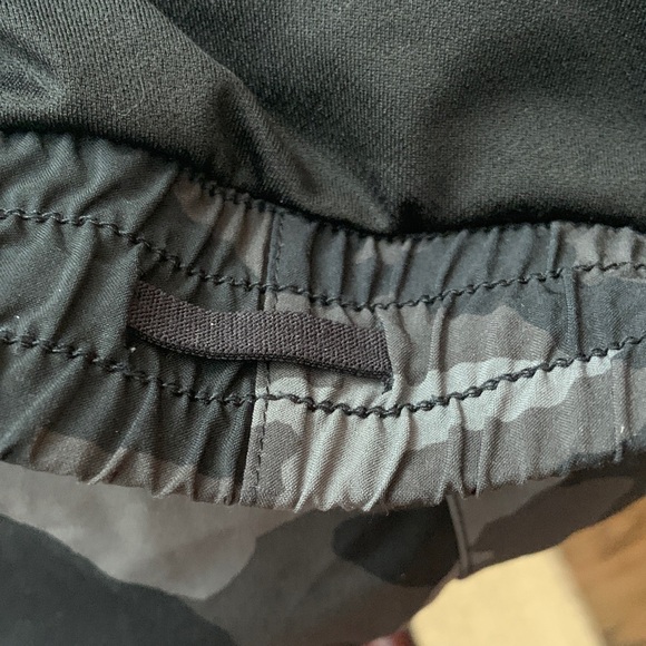 Athleta Black Camo Mesh Racer Run 4” Short - Picture 10 of 10